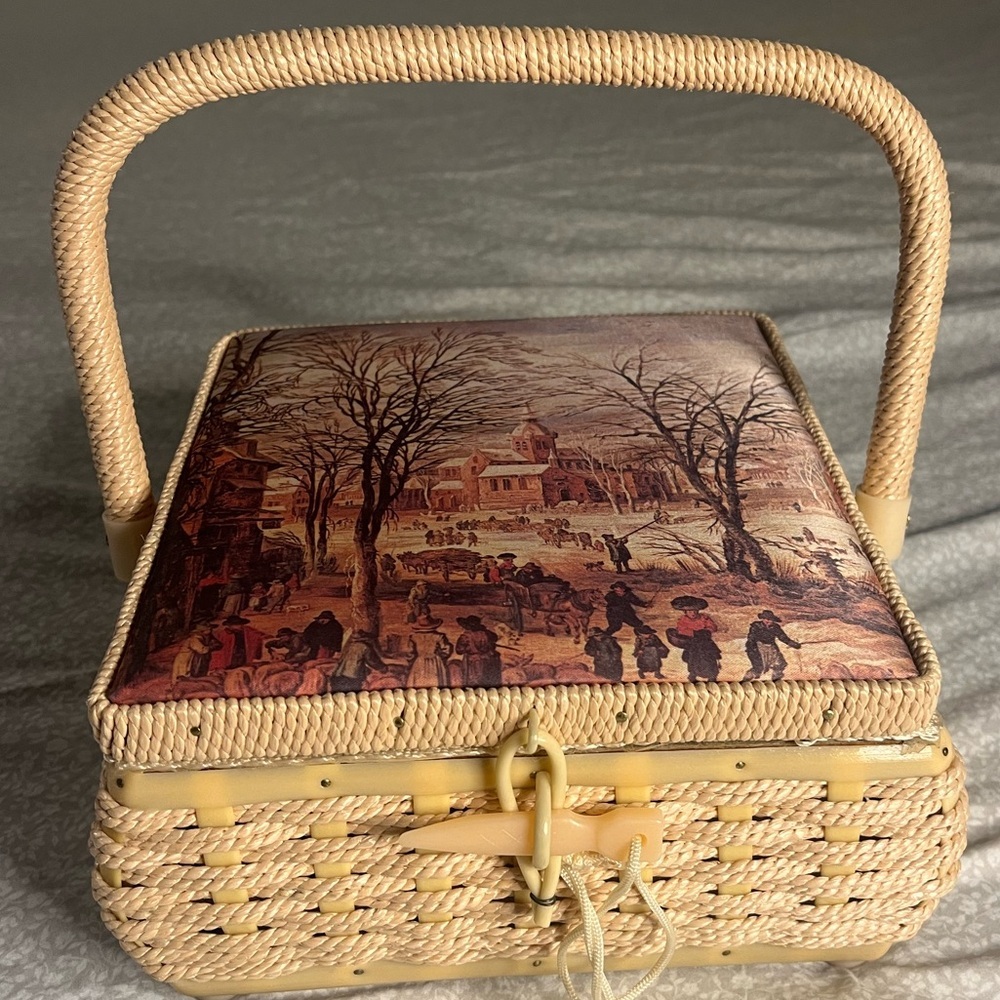 🧵 Vintage Wicker Sewing Basket with Winter Scene Lid 🎨 - Picture 6 of 8
